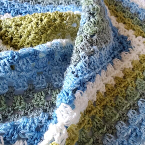 Crochet BABY BLANKET AFGHAN Lap Granny Square 29"x 29" Blue White Green New - Picture 4 of 9